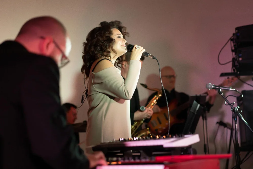 Chanteuse au micro lors d'un concert